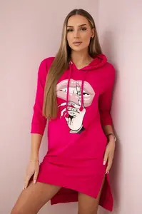 Šaty s delším zadním dílem a barevným fuchsiovým potiskem
