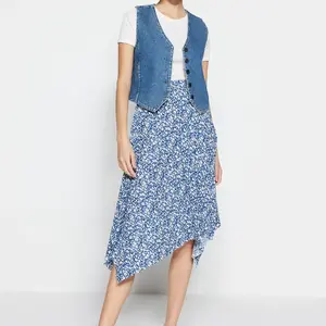 Trendyol indigová vzorovaná asymetrická sukňa s volánmi a vysokým pásom, midi dĺžka, elastická pletenina