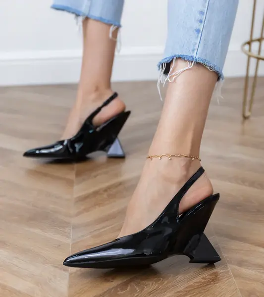 Gemre Čierne sandále na geometrickom klinovom podpätku Kokkes