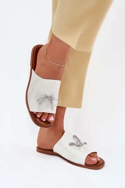 EVENTO Dámske sandále na plochom podpätku s dekoratívnym viazaním strieborné Norela