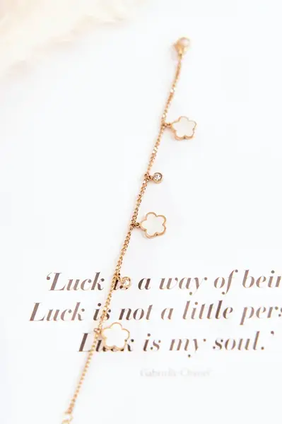 Glam Chic Náramek na řetízku s květy zlato-bilé