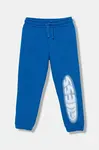 Dětské bavlněné tepláky Guess modrá barva, s potiskem, N5YQ18 KAD74