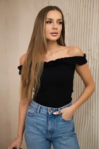 Černá halenka s volánky přes rameno