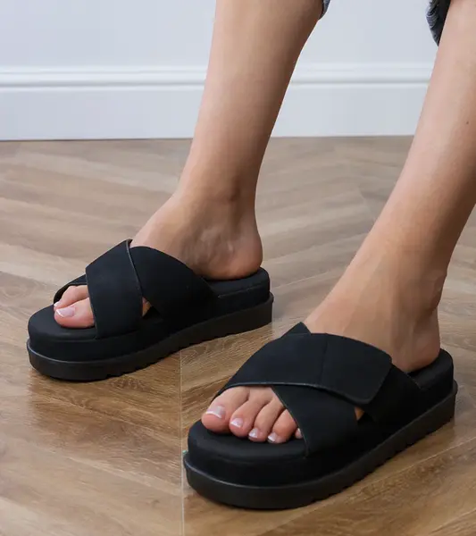 Gemre Čierne šľapky s remienkami na platforme Juko