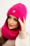 Kesi Dámská souprava čepice a šály zimní nadýchaná s ozdobným emblémem fuchsie