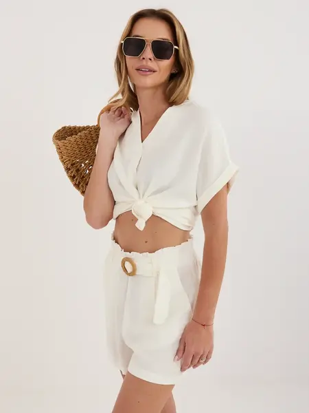 Bílá halenka s výstřihem do V