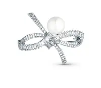 JwL Luxury Pearls Blyštivá dámská brož Mašle s pravou perlou a krystaly JL0842