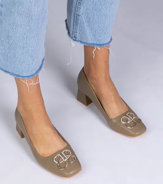 Gemre Green low-heeled pumps with rhinestones Cahes