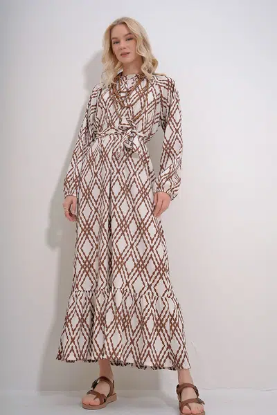 Trend Alaçatı Stili Women&#039;s Brown Crew Neck Waist Belted Skirt Flounced Patterned Dress