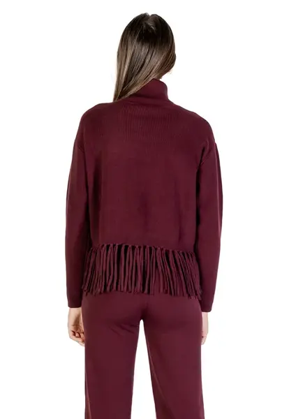 Dámský rolákový svetr s ozdobnými třásněmi