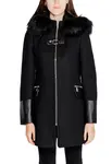 Černý kabát s kožešinovým límcem