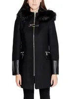 Černý kabát s kožešinovým límcem