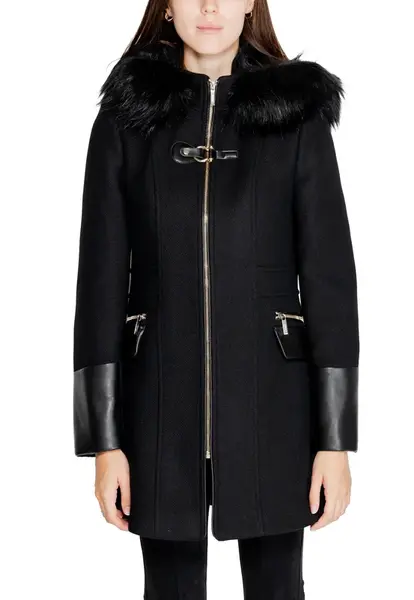 Černý kabát s kožešinovým límcem