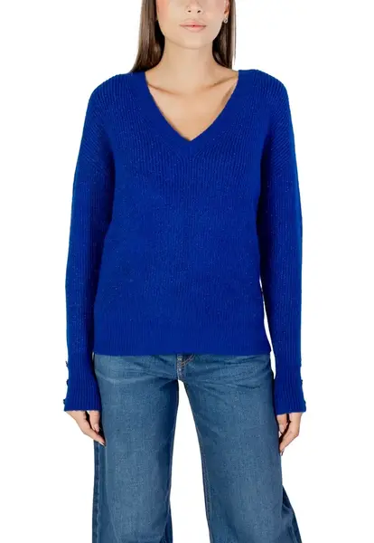 Modrý svetr s výstřihem do V