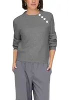 Šedý svetr s ozdobnými knoflíčky