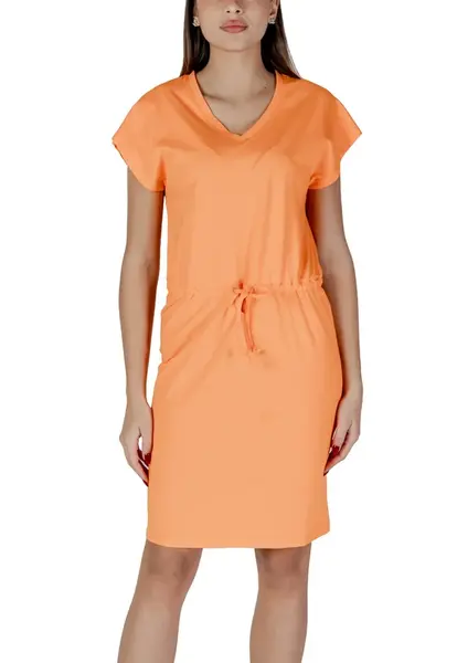 B.young oranžové šaty s V-výstřihem