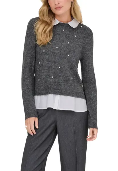 Šedý svetr s bílou košilí