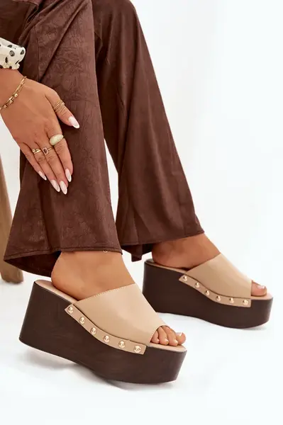 Dámske šľapky na platforme s klincami