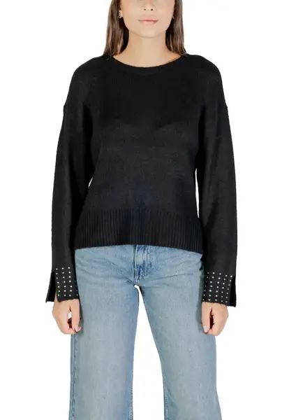 Čierny sveter s ozdobnými rukávmi