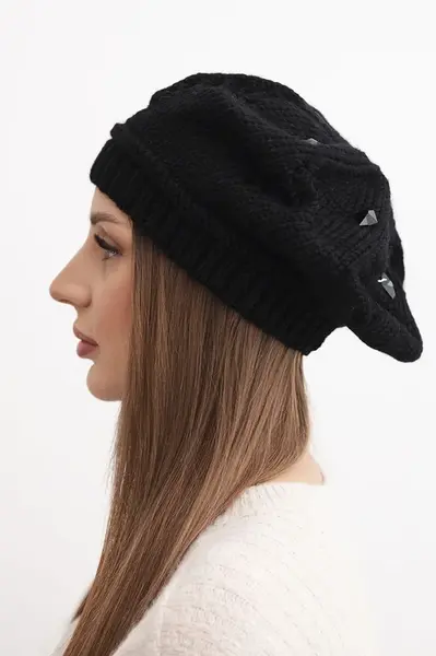 Dámská zimní vlněná čepice s dekorativními krystaly