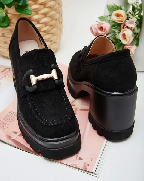 Resti Women's moccasins on a post Tivili