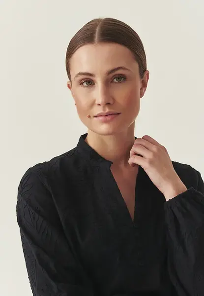 Námořnická modrá halenka s výšivkou Tanti Tatuum