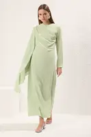 Svetlozelené večerné šaty s detailmi šálu od značky Trendyol