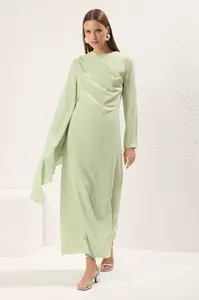 Svetlozelené večerné šaty s detailmi šálu od značky Trendyol