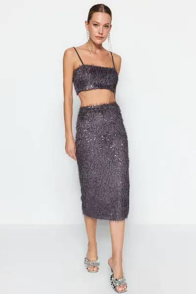 Strieborná midi sukňa s flitrami a strapcami od Trendyol