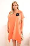 Plus size šaty s brož a výstřihem korálové