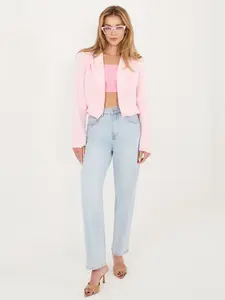 Světle růžový krátký blazer s brož