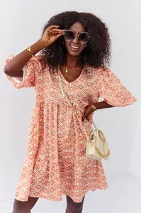 Volné šaty s nabíranými rukávy ve světle oranžové barvě
