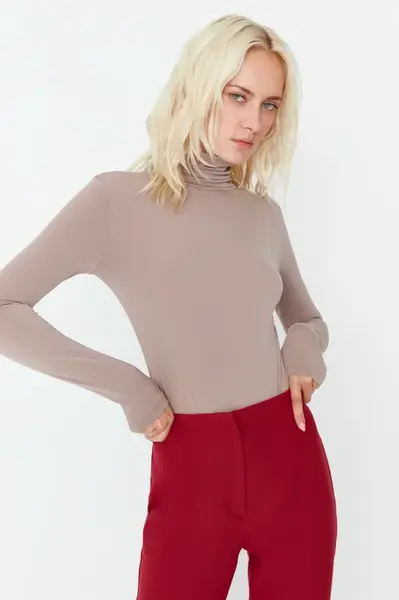 Trendyol Mink Pletené Tělo s Detaily a Zapínáním na Vysoký Límec