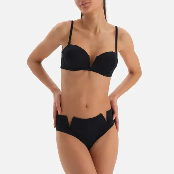 Dagi Černý top bikin bez ramínek s drátěným střihem