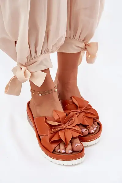 Dámske Kožené Sandále Na Klíne S Dekoratívnym Kvetom Artiker