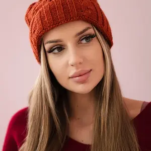 marka niezdefiniowana Fleecová kostkovaná čepice K226 červená