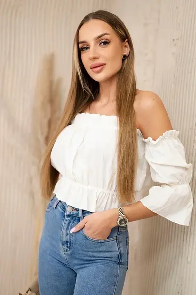 Ecru blůza přes rameno