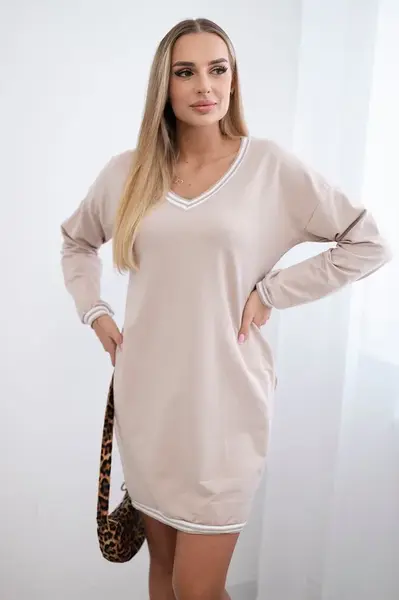 Šaty s kapsami a béžovým výstřihem do V