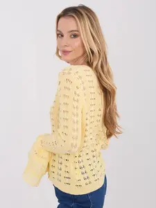Světle žlutý svetr s dírkovaným vzorem