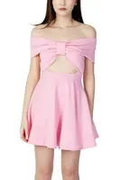 Růžové mini šaty s odhalenými rameny