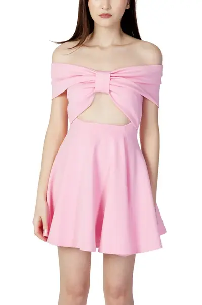 Růžové mini šaty s odhalenými rameny