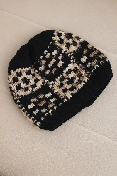 Dámská zimní čepice s dekorativními krystaly