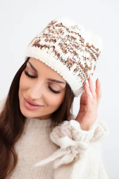 Dámská zimní čepice s norským vzorem a krystaly