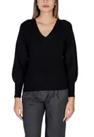 Čierny sveter s výstrihom do V