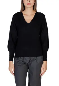 Čierny sveter s výstrihom do V