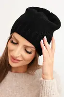 Dámská zimní čepice s ozdobným vzorem a kamínky