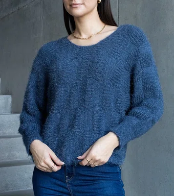 Gemre Navy blue sweater with Neveri neckline