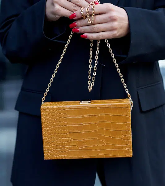 Gemre Yellow handbag "kuferek" with a chain Dratche
