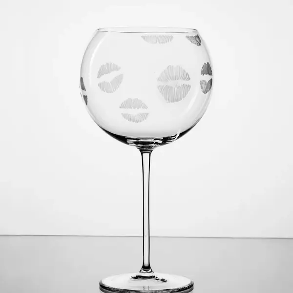 Sklenice na víno PRICELESS KISS / Neocenitelný polibek, 10 polibků - Lukáš Houdek