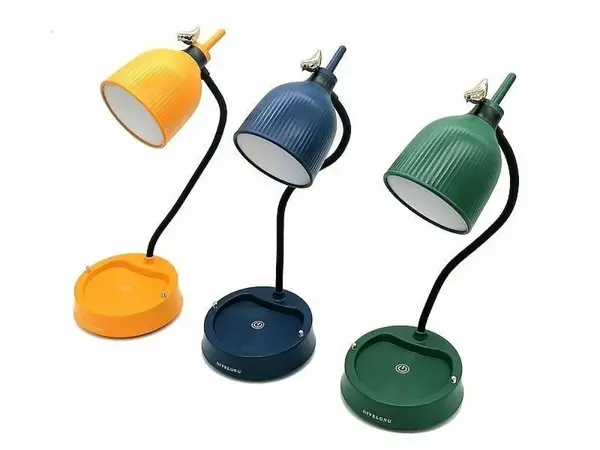 Stolní lampa s USB napájením